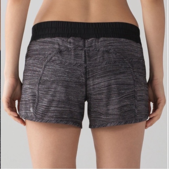 Lululemon Tracker Short IV 4’ Bit Point Ice Gray Black Size 10 - Picture 2 of 5